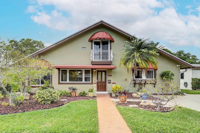 5 of 39 - 1020 N 13th Ter, Hollywood, FL