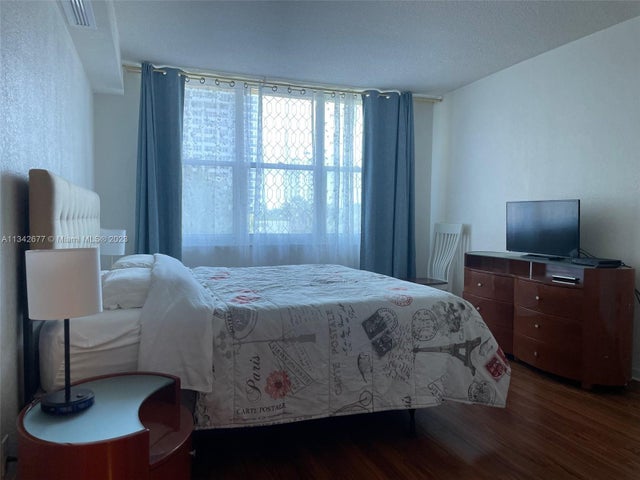 4 of 17 - 2501 S Ocean Dr 433, Hollywood, FL