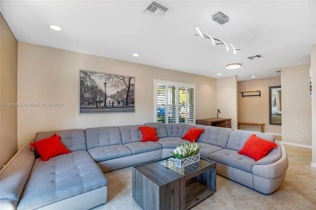 3 of 32 - 4710 Ne 18th Ter, Fort Lauderdale, FL
