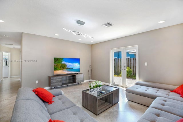 4 of 32 - 4710 Ne 18th Ter, Fort Lauderdale, FL