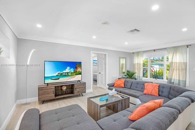 5 of 41 - 5320 Ne 16th Ter, Fort Lauderdale, FL