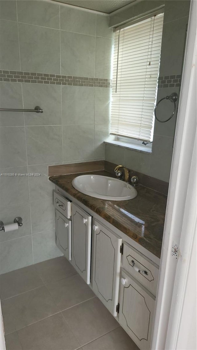 2 of 23 - 1001 Ne 14th Ave 201, Hallandale Beach, FL