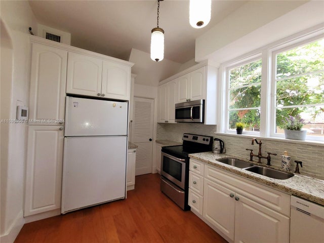4 of 25 - 34 Sw 8th St Front, Hallandale Beach, FL