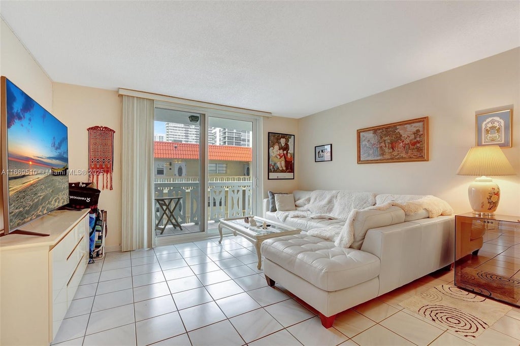 3113 S Ocean Dr 402, Hallandale Beach