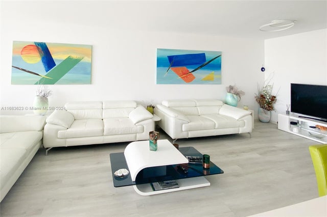 4 of 27 - 800 Parkview Dr 708, Hallandale Beach, FL