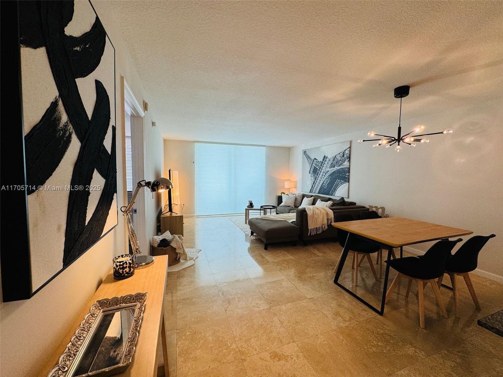 1200 Brickell Bay Dr 3220, Miami