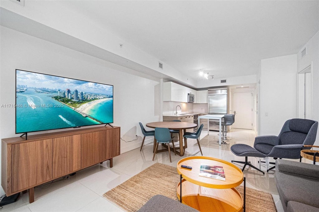 1300 Brickell Bay Dr 700, Miami