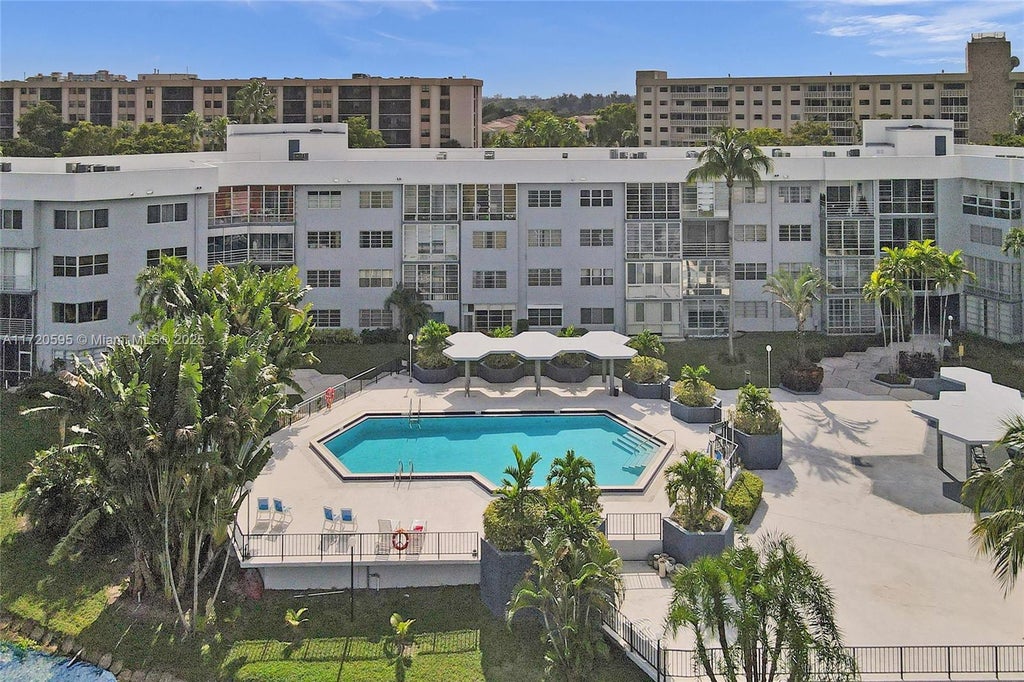 877 Ne 195th St 222, Miami