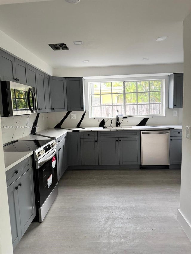 2 of 8 - 2101 N 15th Ave, Hollywood, FL