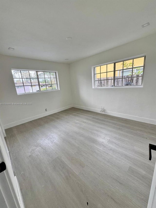 3 of 8 - 2101 N 15th Ave, Hollywood, FL