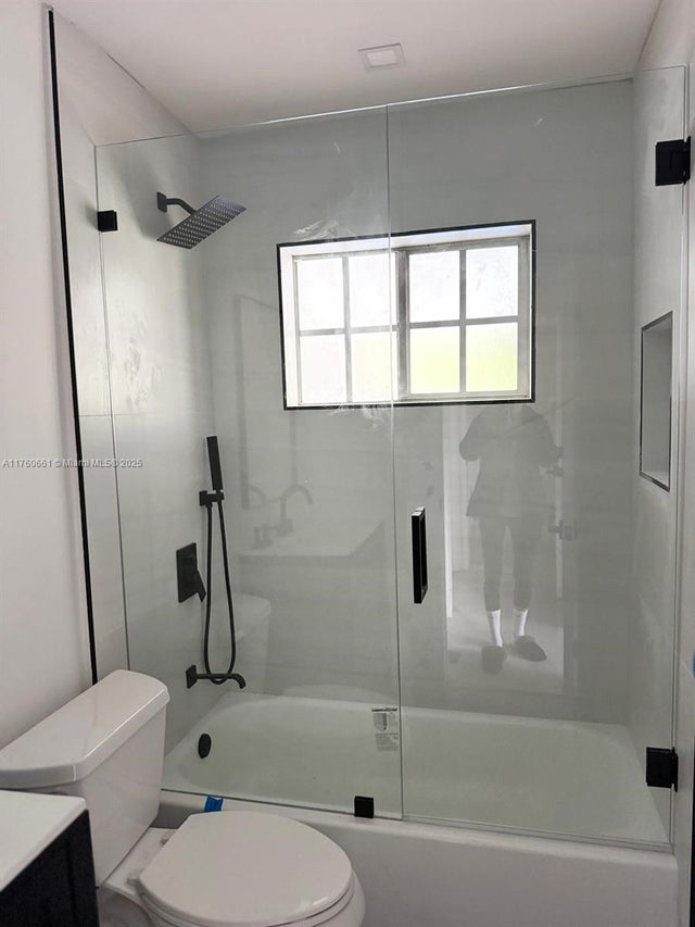 4 of 8 - 2101 N 15th Ave, Hollywood, FL
