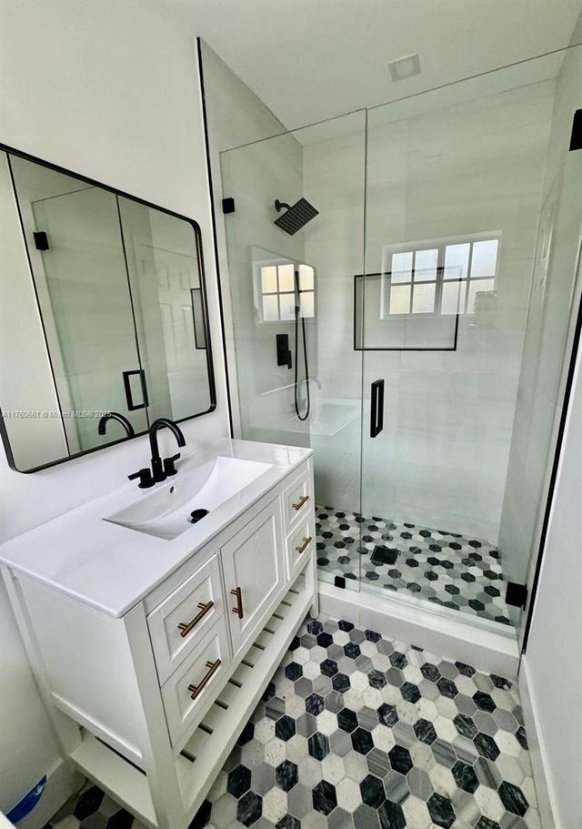 5 of 8 - 2101 N 15th Ave, Hollywood, FL