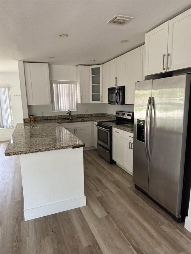 5 of 19 - 2449 Sw 7th St, Fort Lauderdale, FL