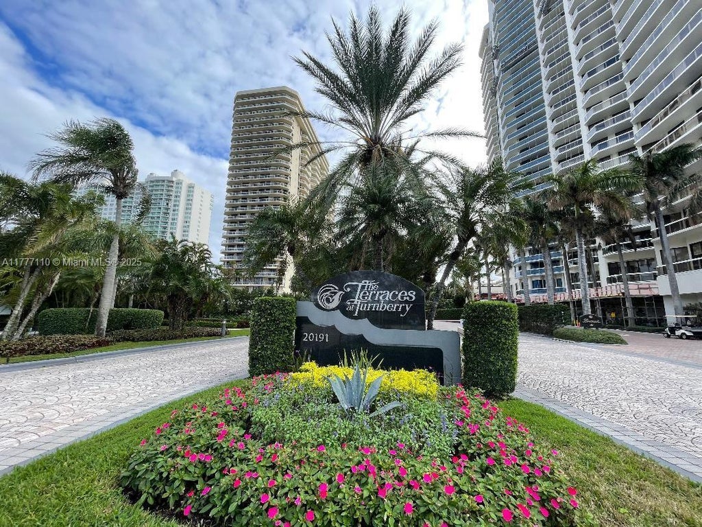 20191 E Country Club Dr 408, Aventura