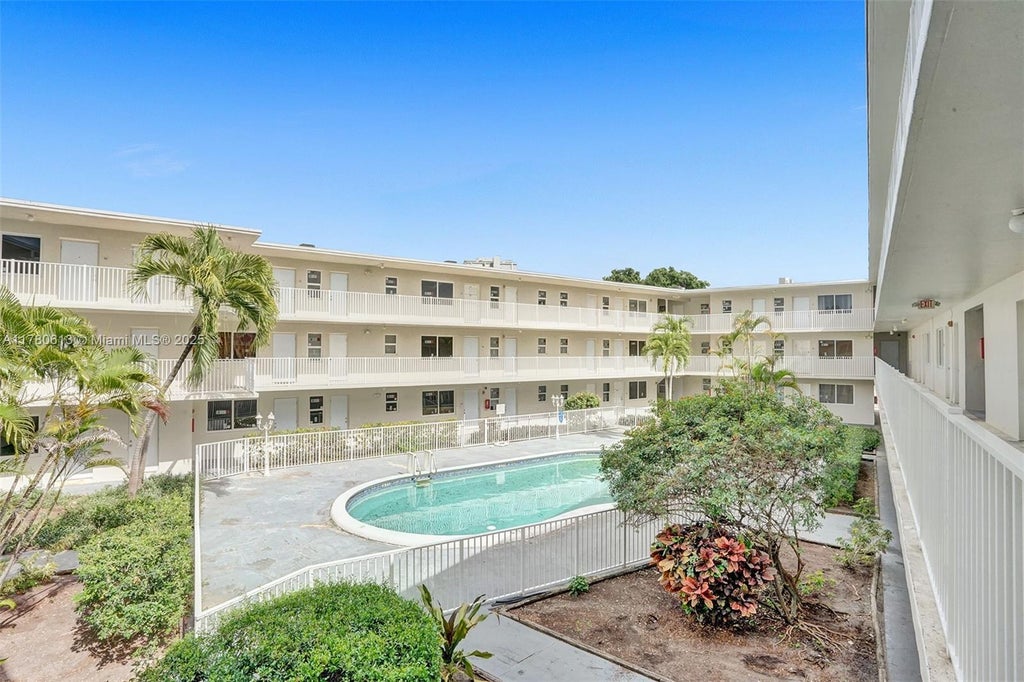 1895 Venice Park Dr 2a, North Miami
