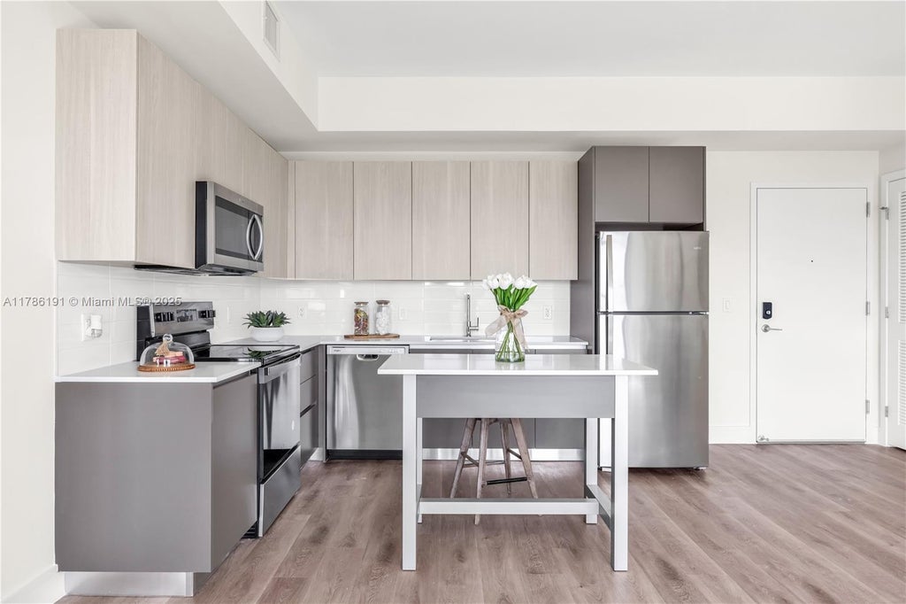 3701 N Dixie Hwy 204, Oakland Park