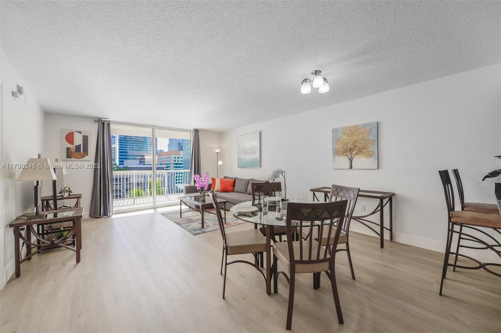 1200 Brickell Bay Dr 1517, Miami