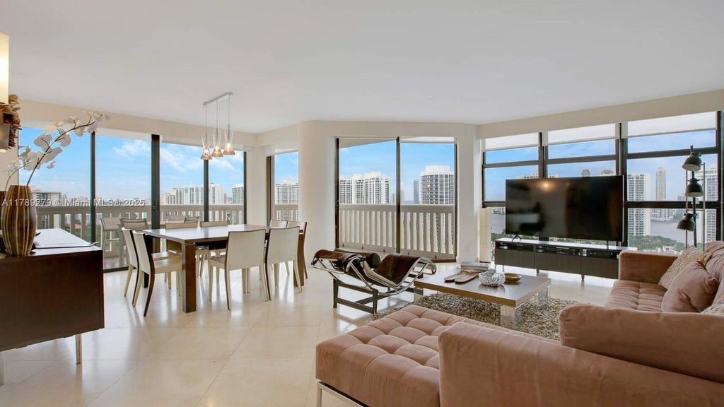 1000 W Island Blvd 2409, Aventura