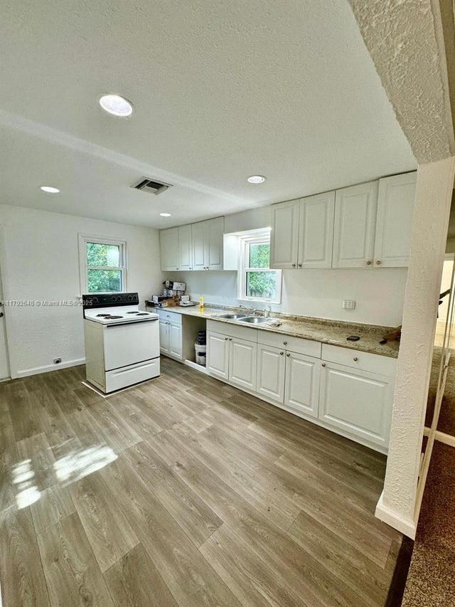4 of 9 - 1721 Roosevelt St, Hollywood, FL