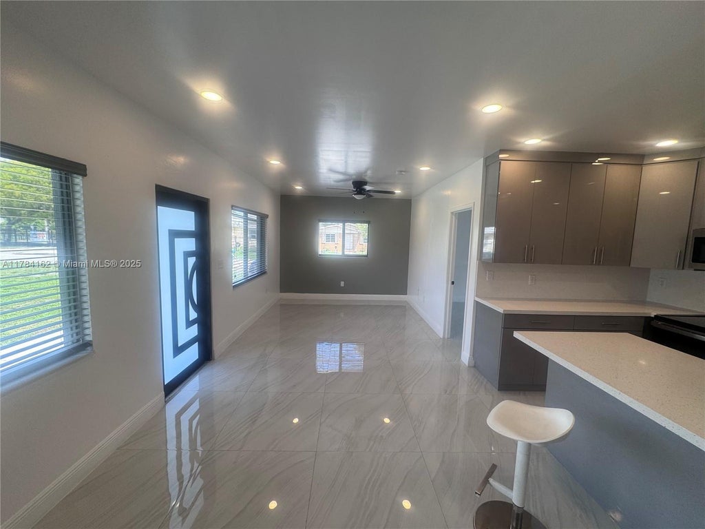 2048 Nw 99th Ter 2048, Miami