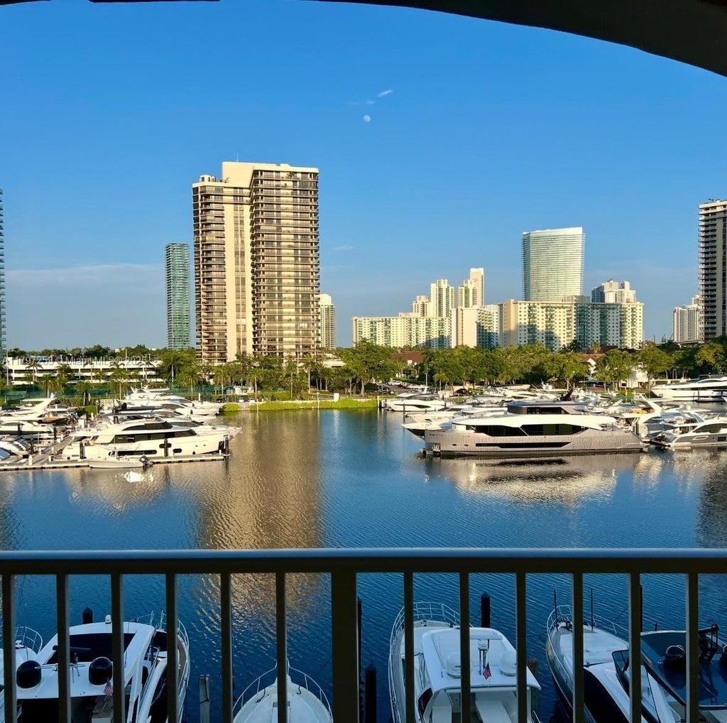 19877 E Country Club Dr 3606, Aventura