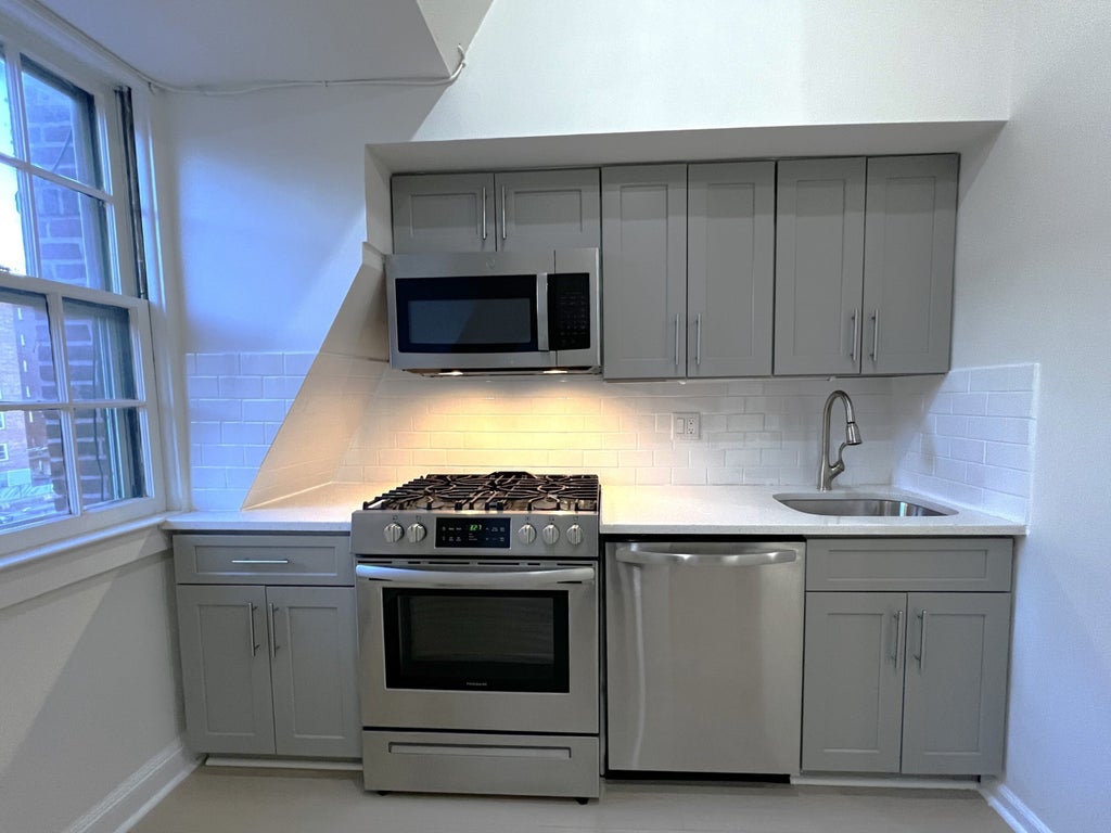 4 of 14 - 374 Burns St. 3fl, New York City, NY