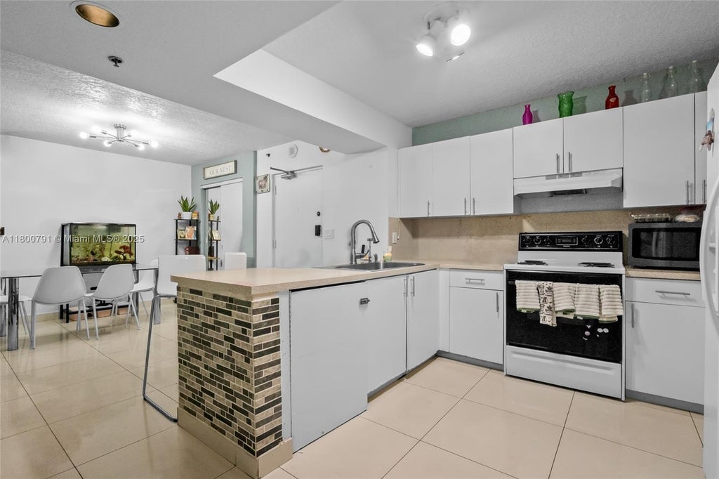 104 Sw 9th St 305, Miami