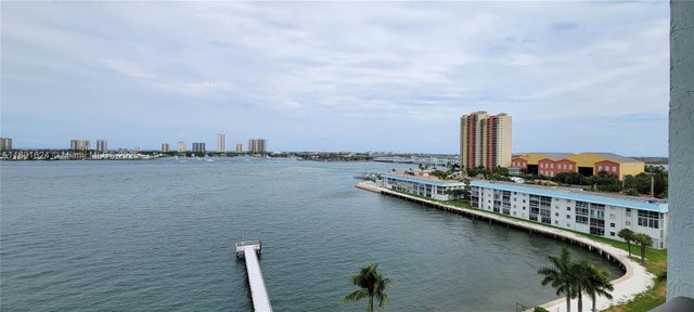 4 of 8 - 3040 Lake Shore Dr 2, Riviera Beach, FL