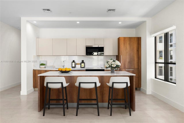 5 of 18 - 701 Valencia Ave 702, Coral Gables, FL