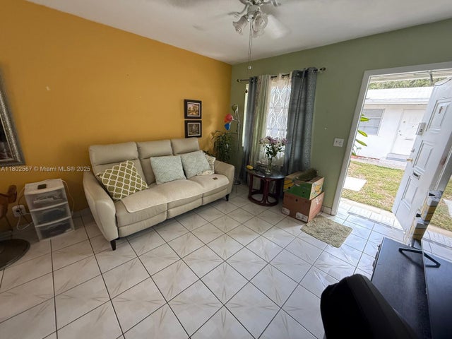 1 of 11 - 2450 Lincoln St 9, Hollywood, FL