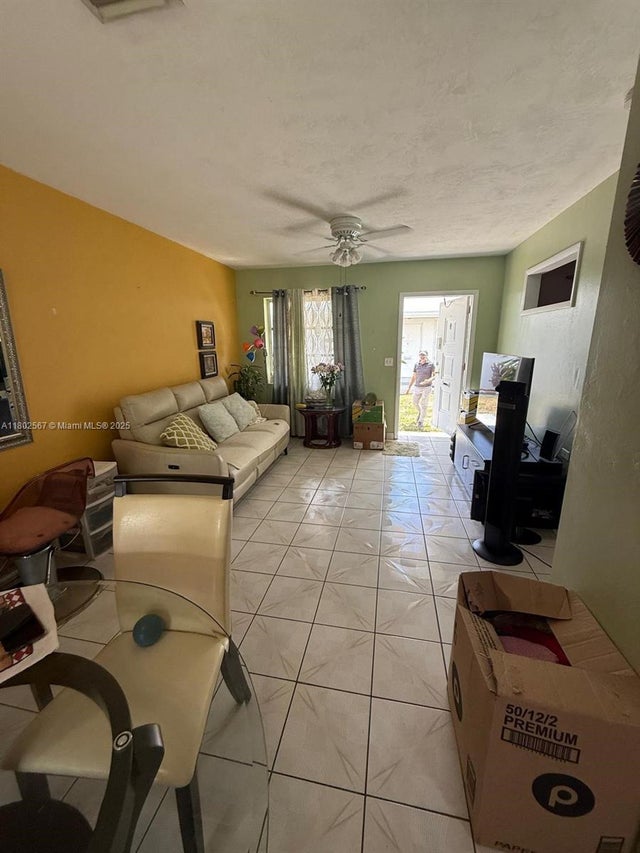 4 of 11 - 2450 Lincoln St 9, Hollywood, FL