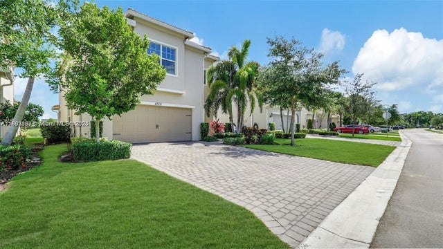 2 of 29 - 4729 Greenway Dr, Hollywood, FL