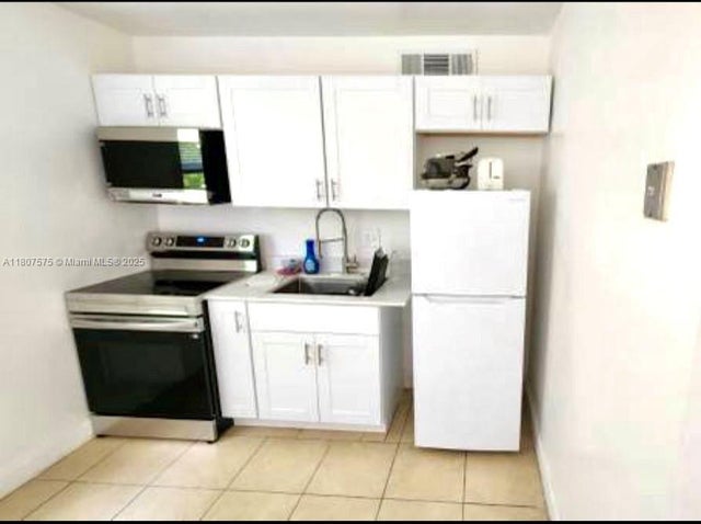 3 of 8 - 30 Se 4th Ave 210, Hallandale Beach, FL