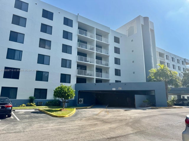 1 of 19 - 901 Hillcrest Dr 205, Hollywood, FL