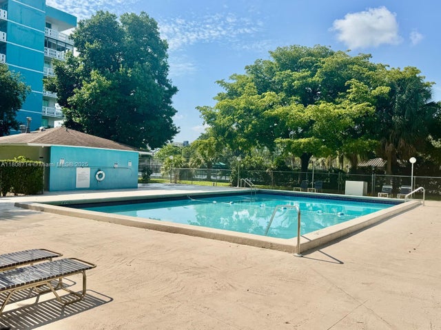 2 of 19 - 901 Hillcrest Dr 205, Hollywood, FL