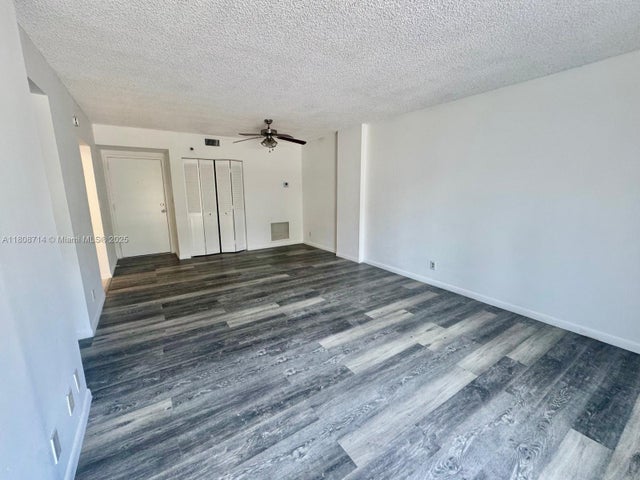 4 of 19 - 901 Hillcrest Dr 205, Hollywood, FL
