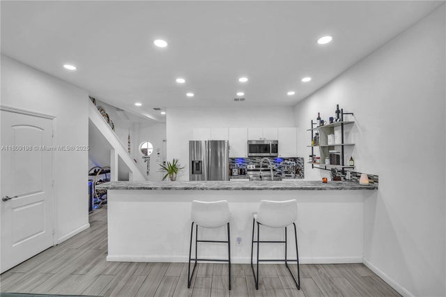 1 of 27 - 2307 Washington St 5, Hollywood, FL