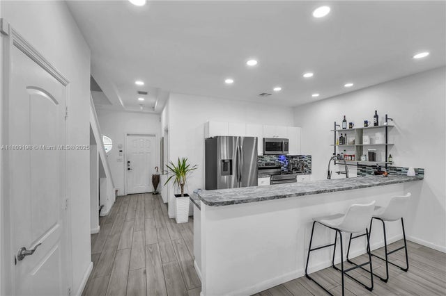 4 of 27 - 2307 Washington St 5, Hollywood, FL