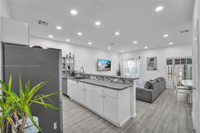 5 of 27 - 2307 Washington St 5, Hollywood, FL