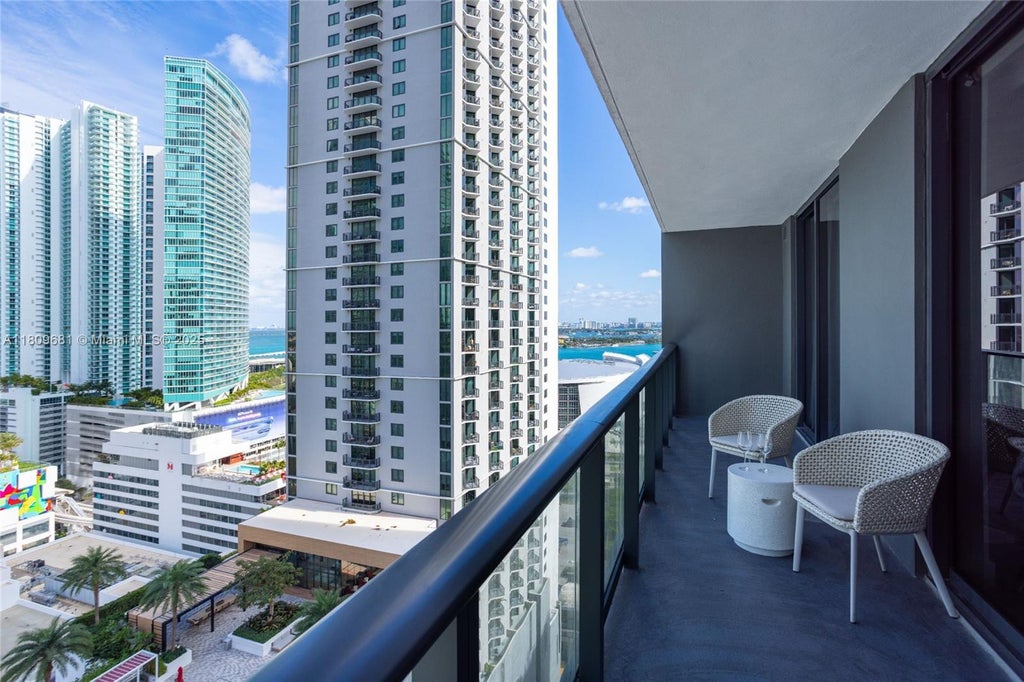 601 Ne 1st Ave 2002, Miami