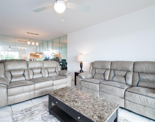 4 of 26 - 4650 Washington St 502, Hollywood, FL