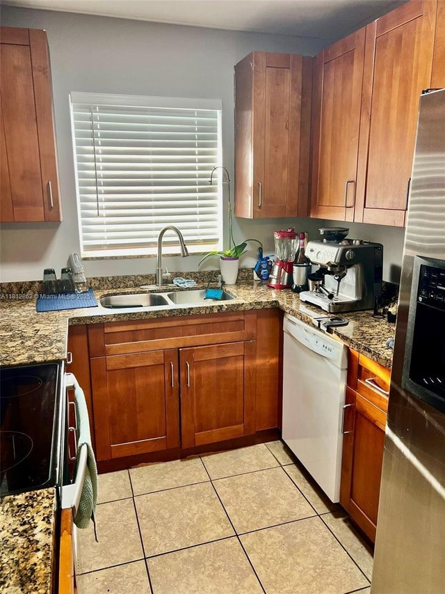 4 of 11 - 2521 Pierce St 6, Hollywood, FL