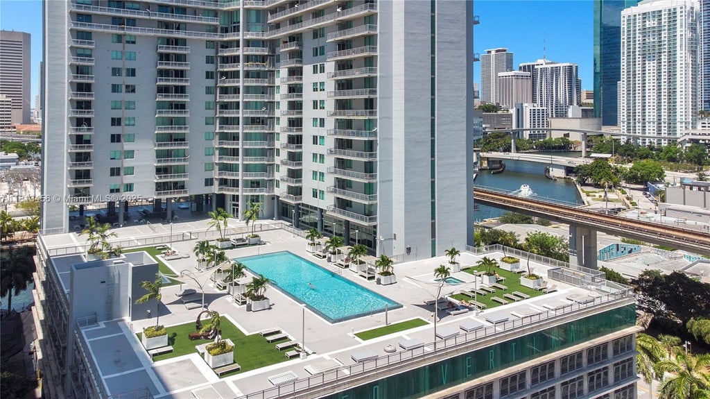 690 Sw 1st Ct 2530, Miami