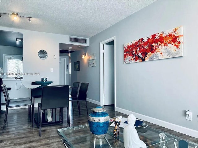 3 of 19 - 2300 Park Ln 201, Hollywood, FL