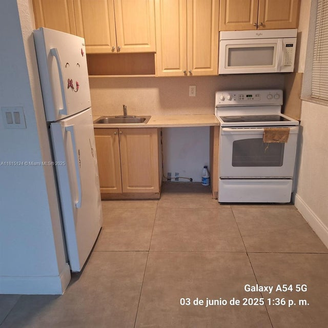 4 of 11 - 110 Se 2nd St 101, Hallandale Beach, FL