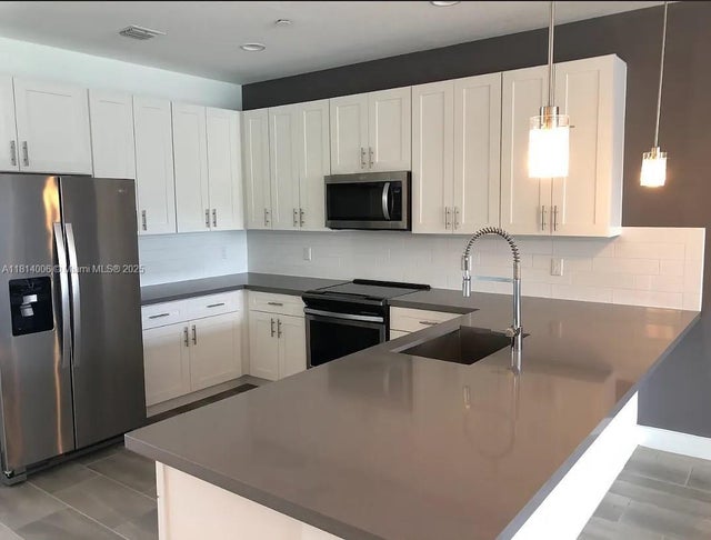 5 of 13 - 1405 N Dixie Hwy 4, Fort Lauderdale, FL
