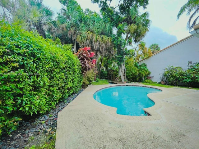 4 of 18 - 3836 Jasmine Ln, Coral Springs, FL