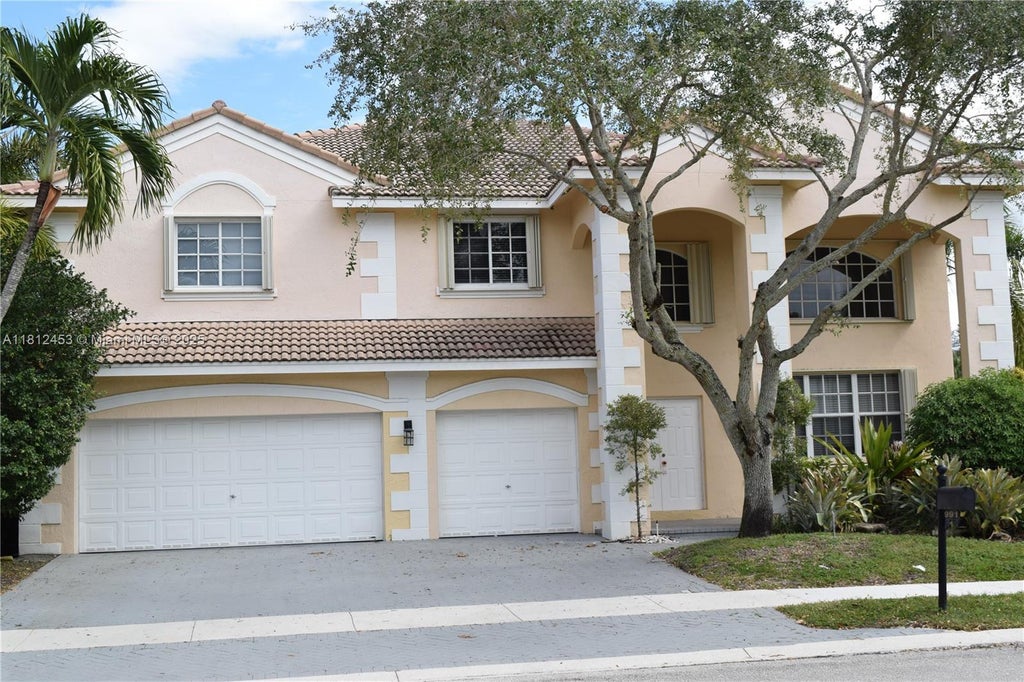 991 Crestview Cir, Weston