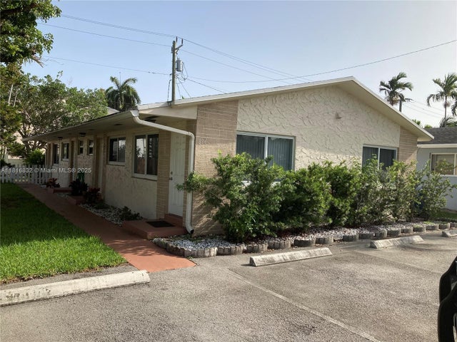 4 of 10 - 812 Ne 2nd St 1-2, Hallandale Beach, FL