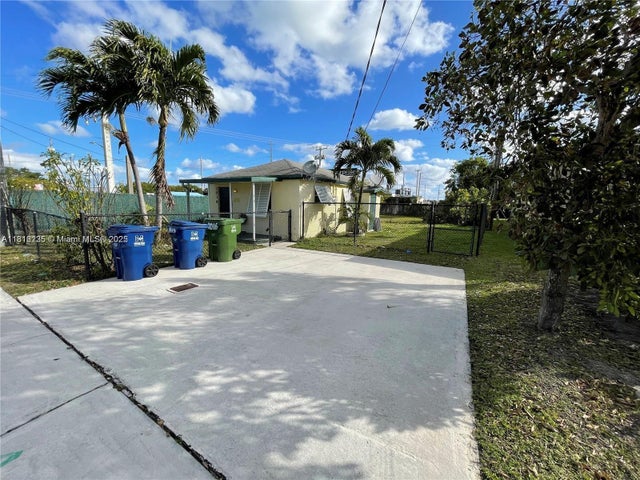 1 of 3 - 1016 Nw 1st Ave, Hallandale Beach, FL